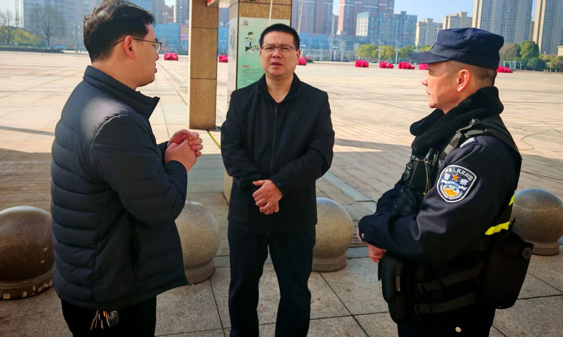 區(qū)委書(shū)記彭敏群開(kāi)展交通市場(chǎng)秩序整治和煙花爆竹安全管理工作督導(dǎo)